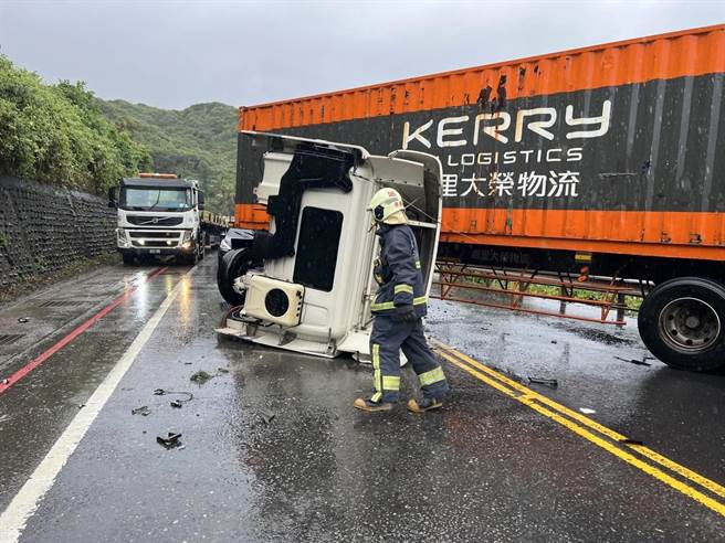 27日上午6时许，滨海公路蝙蝠洞路段发生联结车交通事故，导致南北双向交通受阻。（翻摄照片／张志康新北传真）