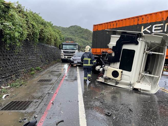 27日上午6时许，滨海公路蝙蝠洞路段发生联结车交通事故，导致南北双向交通受阻。（翻摄照片／张志康新北传真）