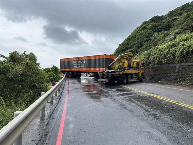 27日上午6时许，滨海公路蝙蝠洞路段发生联结车交通事故，导致南北双向交通受阻。（翻摄照片／张志康新北传真）