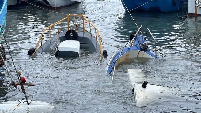 杜蘇芮颱風肆虐，台東富岡漁港第3泊區膠筏老（CTRPT-1099)及大有2（CT1-8017)船身傾斜半沉，僅剩船頭露出。（蕭嘉蕙攝）