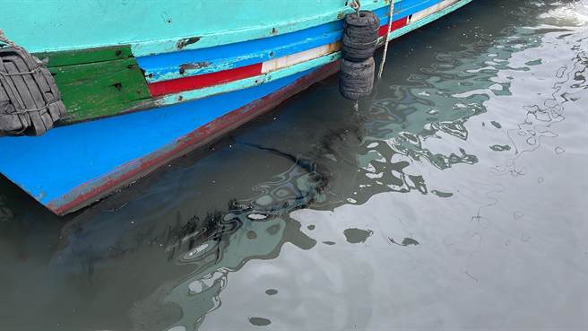 台東富岡漁港2艘小型漁船不明原因下沉，目前船體近乎滅頂，船尾處漏出大面積黑油。（蕭嘉蕙攝）