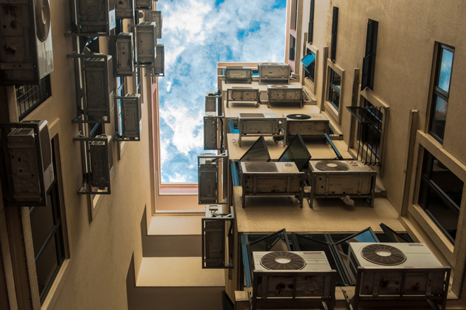 驚見日本冷氣室外機放1位置：「師傅偷懶？」 網揭台灣不常見原因。（示意圖／shutterstock）