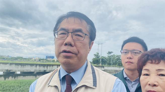 台南市长黄伟哲说，2015年台南登革热大流行，当年有3个颱风袭击南台湾，大家面对疫情一定要戒慎恐惧。（曹婷婷摄）