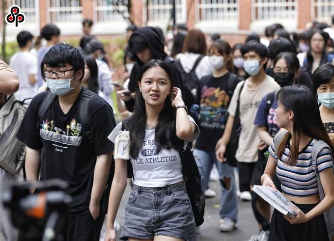 高教资讯平台「大学问」执行长魏佳卉认为，包然医疗在内等自然组科系，都将因为资通讯、半导体产业的磁吸作用而招生人数悬缺。图为今年度分科测验考场现况。（本报资料照）