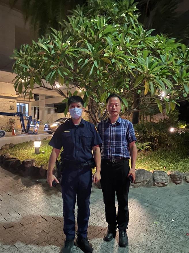 值班警员赖立升开车载朴男至新竹高铁站，所幸朴的私人物品已被民眾拾获并送至台中站。（新竹市警局提供／王惠慧新竹传真）