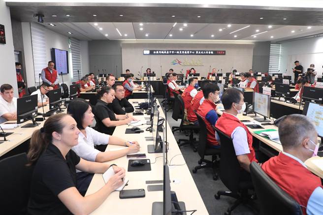 杜苏芮颱风来袭，台中市应变中心也升级一级开设长，市长卢秀燕27日上午亲自主持防灾会议。（冯惠宜摄）