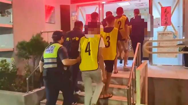 新北市周姓少女日前向友人27歲王姓男子哭訴，遭前男友陳姓少年始亂終棄，結果王男竟夥同3人於27日0時許在三重三德公園將陳姓少年痛打一頓。(黃敬文翻攝)