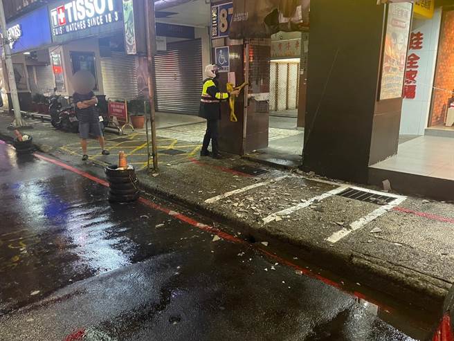 基隆市区仁二路的商办大楼外墙磁砖剥落砸碎满地，幸好当时无人受伤。（基隆市警察局提供／徐佑升基隆传真）
