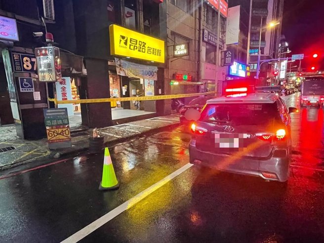 警方拉起封锁线管制，并联繫屋主处理。（基隆市警察局提供／徐佑升基隆传真）