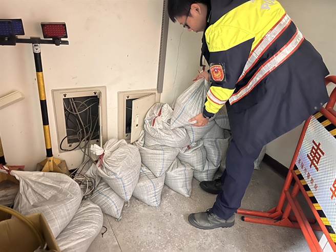 基隆市警方积极巡查各辖区并备妥防灾物资如沙包等，避免颱风致灾。（基隆市警察局提供／徐佑升基隆传真）
