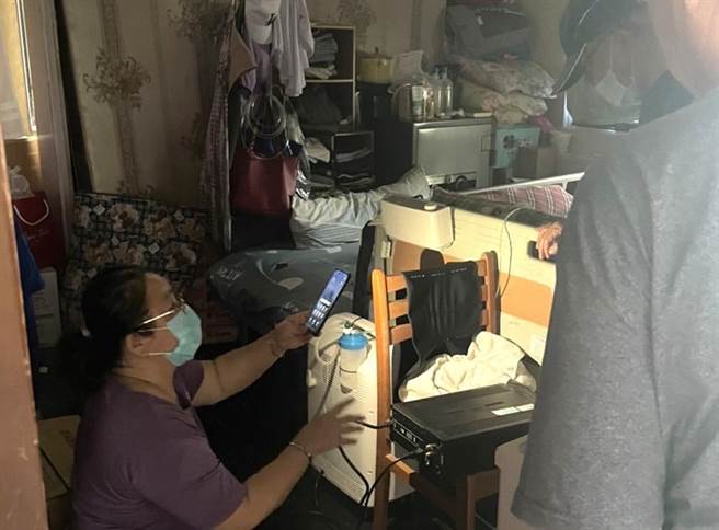 台南市麻豆、下营部分地区27日一早传出停电，其中下营区西连里有民眾因停电呼吸器无法运作，区公所紧急派人递送备用电池。（下营区公所提供／张毓翎台南传真）