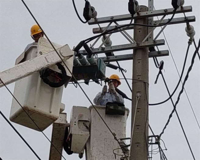 台电新营区营业处表示，受影响停电户数2245户，经抢修后上午9点5分已全部復电。（台电提供／张毓翎台南传真）