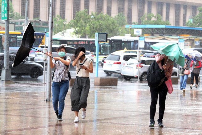 受到杜蘇芮颱風的影響，台北市區27日下起間歇性雨勢，讓上班及外出的民眾吃足苦頭。（劉宗龍攝）