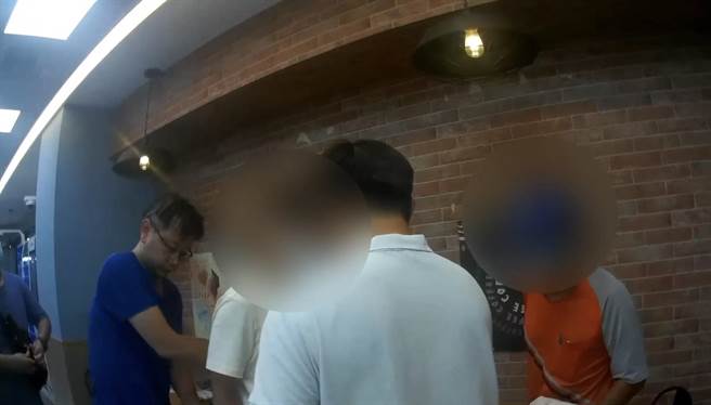 高雄16歲顏姓高中生趁暑假幫詐騙集團打工，昨天首次出任務、到指定超商拿取被害陳姓男子交付的100萬元現金時被警方逮個正著。（高市鹽埕分局提供／袁庭堯高雄傳真）