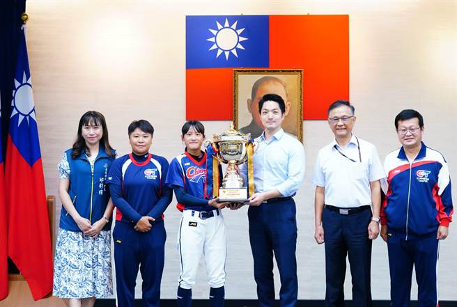 台北市北投國中女壘隊拿下學生棒球聯賽國中女子軟式組三連霸並取得2023年U15亞洲盃的組訓權。（教育局提供／蔡佩珈台北傳真）