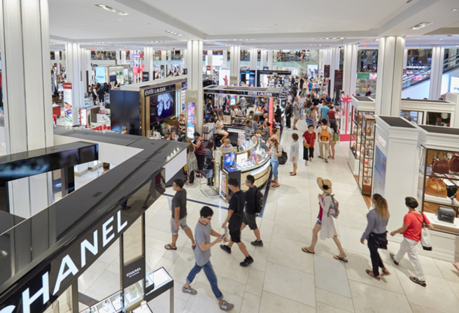 台南今天停班停课，不过百货公司都照常营业，网友骂翻。（示意图／Shutterstock）