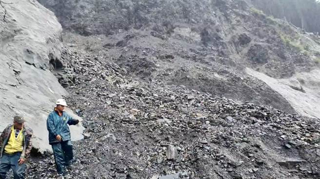 台8線117.4K關原災害段，受到大雨衝擊，邊坡不斷土石坍落。（新城警分局提供／王志偉花蓮傳真）