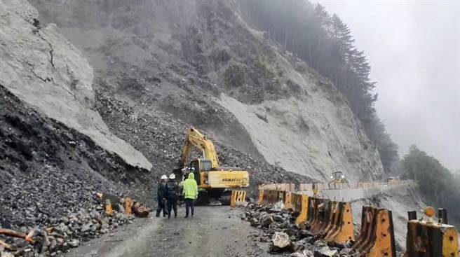 台8線117.4K關原災害段，因昨夜至今天持續降雨，造成邊坡不斷土石坍落，有路基掏空狀況。（新城警分局提供／王志偉花蓮傳真）