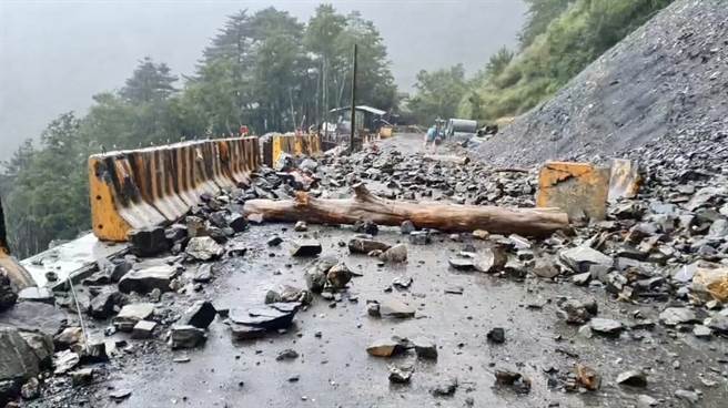 台8線117.4K關原災害段，因溪水暴漲，土石路泥流漫過路面。（新城警分局提供／王志偉花蓮傳真）