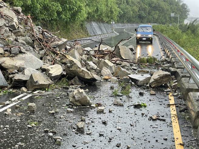 南迴公路台9线399K南下车道发生边坡落石，预计28日下午恢復通车。（萧嘉蕙摄）