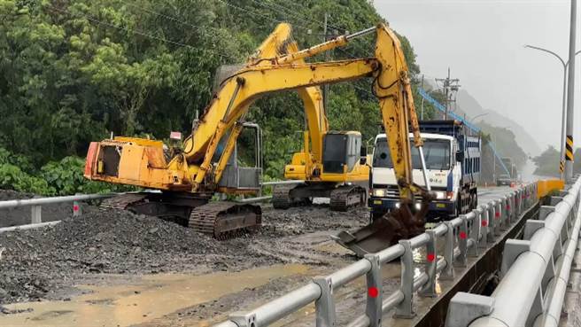 南迴公路台9线399K发生土石流，目前调拨北上车道行驶，预估28日下午雨势逐渐减缓后抢修完成。（萧嘉蕙摄）