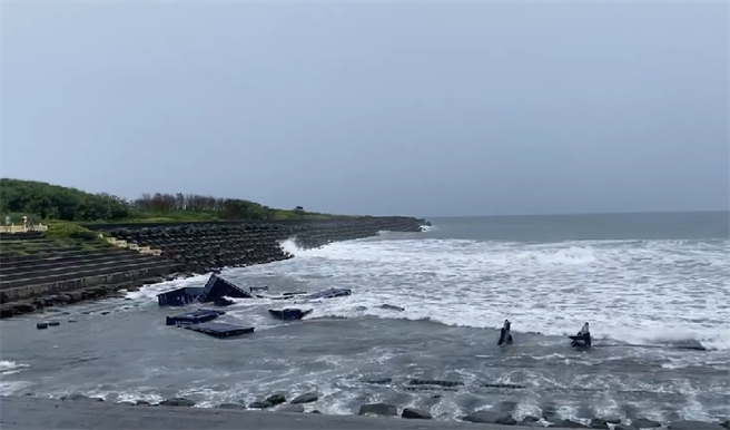 擱淺於沿岸南星灣貨櫃。（翻攝照片／高雄洪靖宜傳真）