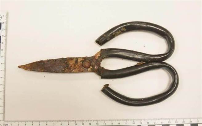 台中双桶尸案，徐姓主嫌等人杀害蔡姓少女等残忍冷血，持剪刀刺胸，利剪刺进她胸口，还残忍搅动剪刀，图为检警查扣的凶器。（图 / 台中检方提供）