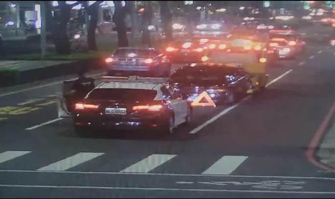 热心员警帮忙通知拖吊业者，并在后方指挥交通，避免追撞交通事故。（翻摄照片／崔正纲高雄传真）