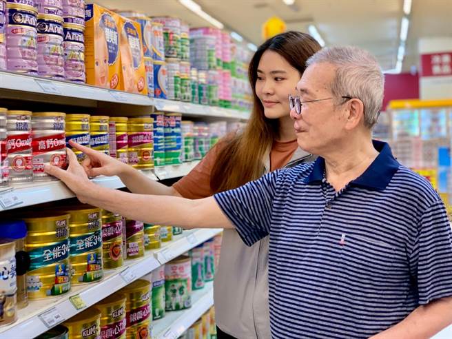 新竹市政府積極落實「老幼共好」政策，開辦低收及中低收入戶長輩營養金補助每月1000元將於7月31日入帳。（陳育賢攝）