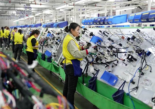 工人在秦皇岛市海港区一家汽车电路企业的生产厂房工作。（摘自新华社）