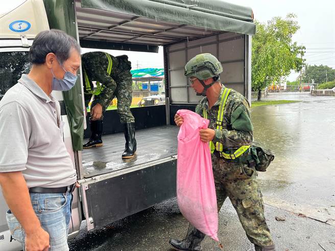 因应杜苏芮颱风可能带来的威胁，陆军第四作战协力各地方政府执行灾防兵力编组，已增派至4941员。（军方提供／林雅惠高雄传真）