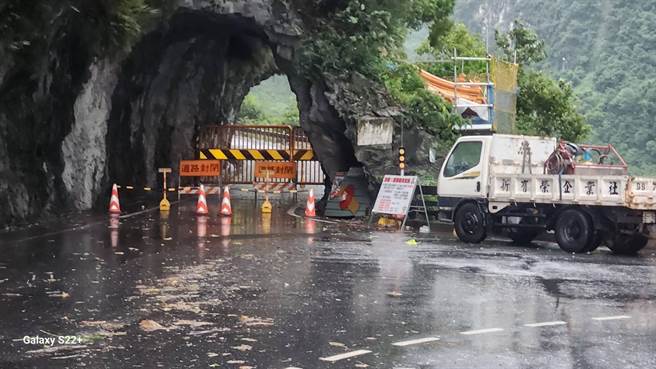 颱风大雨，花莲交通受阻，图为太鲁阁工务段于台八线太鲁阁口实施封路，禁止通行。（新城警分局提供／王志伟花莲传真）