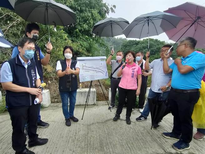 台中市神冈区圳前里崎沟桥周遭每逢大雨溢堤都让居民担心不已，经立委杨琼璎与台中市议员罗永珍争取逾2年，近日改善工程顺利发包，27日会勘说明工程进度。（潘虹恩摄）