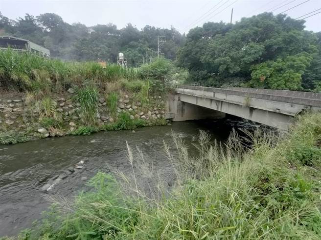 软埤仔溪流经丰原到神冈的丰洲里、神州里、溪州里，下雨时上游冲刷夹带大量石块，流至崎沟桥段又遇河道缩减，造成水患甚至导致土地流失。（潘虹恩摄）