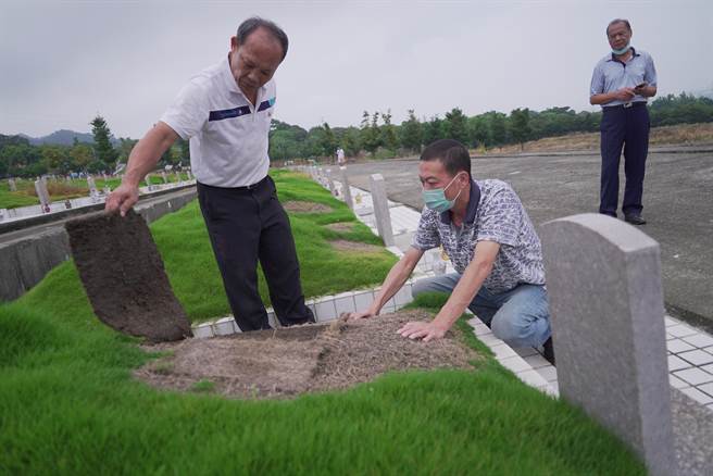 翁嘉壕（中）说，会同相关单位到现场看发现是草皮枯萎，维护厂商覆盖新的草皮上去，但可能草没有「长」起来，又枯萎变成这边缺一块、那边缺一块。（吴建辉摄）