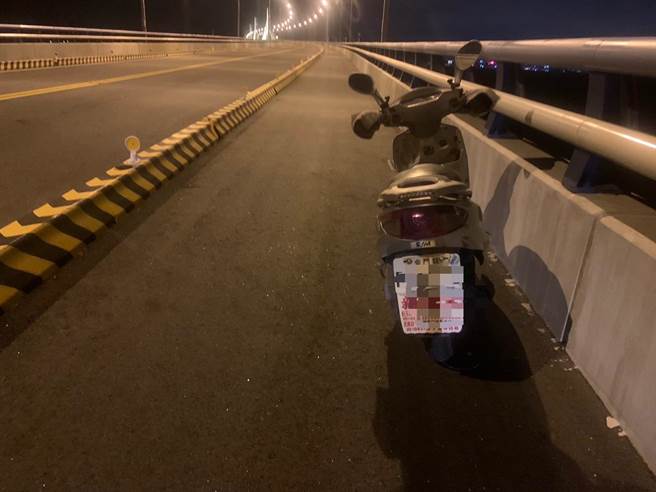 金门大桥惊传民眾落海，1名8旬老翁失踪，所骑乘之机车遭停放于大桥上人行道上，警方多方查证后研判可能已落水。（图／警方提供）