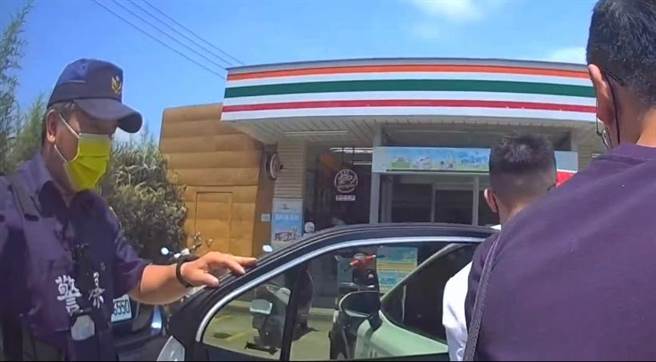 龍潭警方逮捕詐騙集團前來取款的陳姓車手。(警方提供／呂筱蟬桃園傳真)