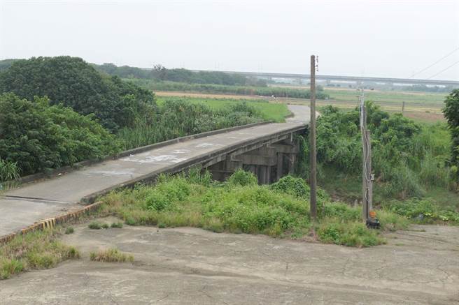 雲林縣沿海地區降雨抽水機就定位，北港鎮後溝橋暫時封閉。（張朝欣攝）