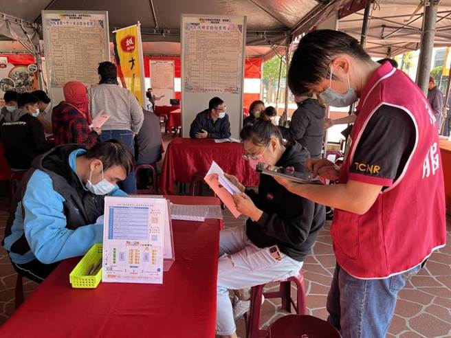 中彰投分署员林就业中心将举办「职达薪世界」徵才，现场设有「就业职达车」职缺快筛贴心服务。（中彰投分署提供）