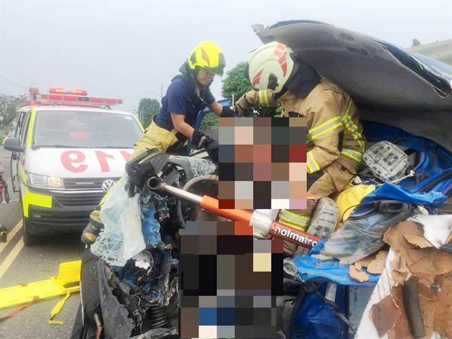 消防人员立即运用破坏器材将伤者脱困，评估意识昏迷、手部骨折，头部有伤口送嘉义长庚医院救治。（嘉义县消防局提供∕吕妍庭嘉义传真）