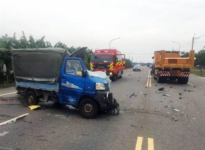 82快速道路鹿草交流道往鹿草方向约200公尺处，上午11点发生小货车与砂石车撞击事故。（嘉义县消防局提供∕吕妍庭嘉义传真）