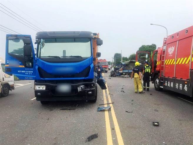 砂石车与一小货车发生擦撞，小货车车头严重变形、车顶掀开，砂石车上卡着小货车的板金结构。（嘉义县消防局提供∕吕妍庭嘉义传真）