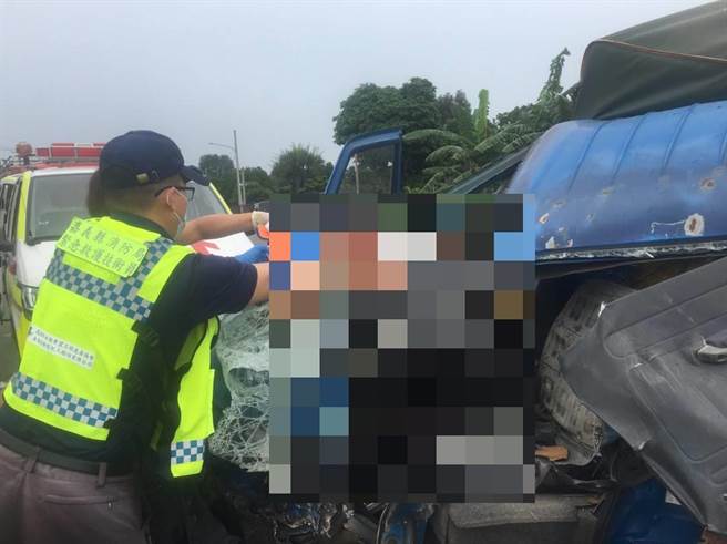 小货车驾驶受困车内，消防人员立即运用破坏器材将伤者脱困。（嘉义县消防局提供∕吕妍庭嘉义传真）