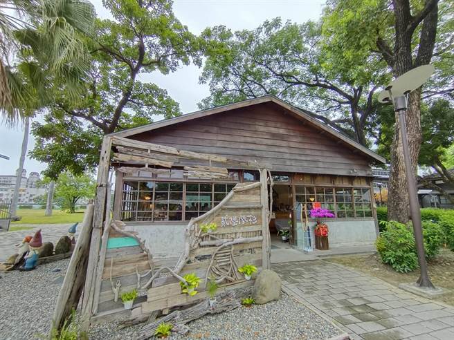 嘉義製材所園區竹編工廠活化經營為「貳陸陸杉Space」複合式共享空間。（廖素慧攝）
