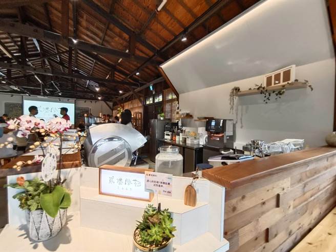 嘉義製材所園區「貳陸陸杉Space」複合式共享空間供應餐飲。（廖素慧攝）