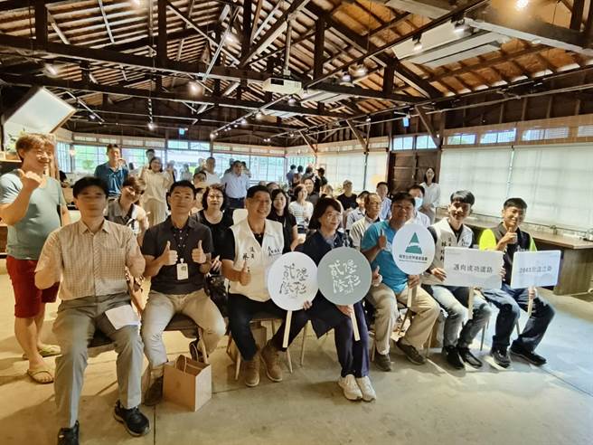 嘉義製材所園區「貳陸陸杉Space」複合式共享空間開幕，文史工作者群聚。（廖素慧攝）