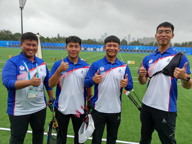 反曲弓男子團體合影於成都，（左起）廖健男教練、郭昱承選手、楊宗翰選手及張譯中選手。（中華民國射箭協會提供）
