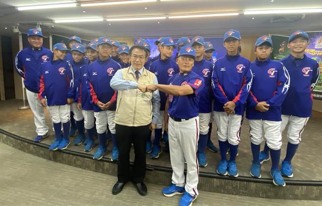 台南市長黃偉哲與中華隊總教練陳明仁（右）一起為球員打氣加油。（曹婷婷攝）