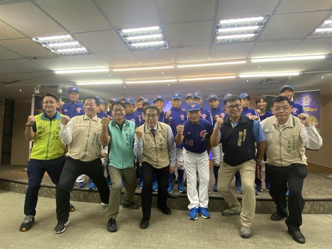 台南市長黃偉哲（中）宣布U12世界盃少棒錦標賽明天如期開打。（曹婷婷攝）