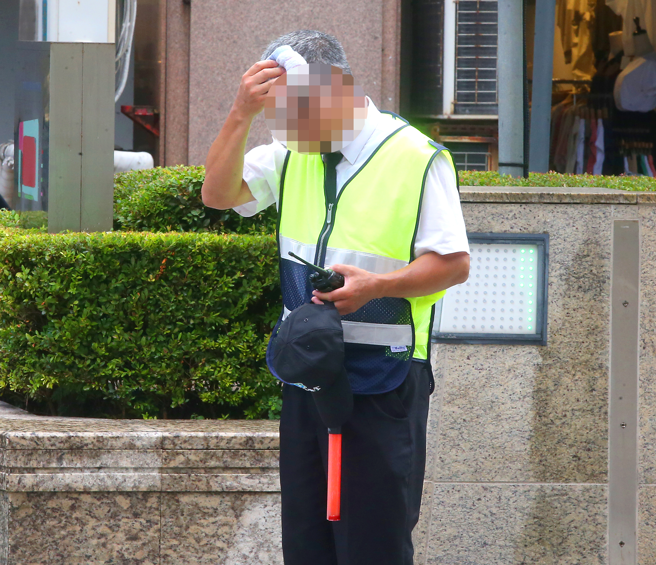 高雄地院审理时，认定雇主应为劳工投保劳保为强制规定，且为保护劳工之法律，雇主不得以任何理由推诿应替劳工投保，最终判赔103万余元。（仅示意图 / 中时资料照）